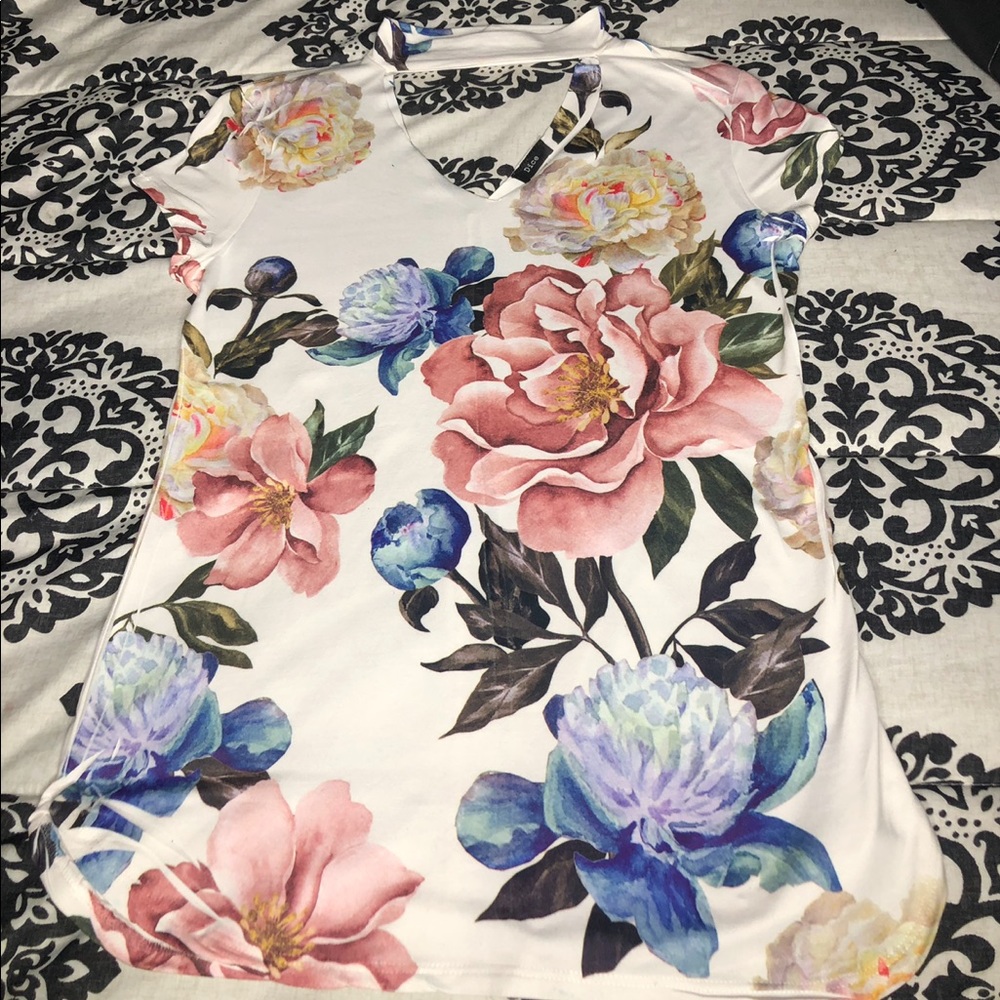 White shirt from “it’s fashion Metro” .